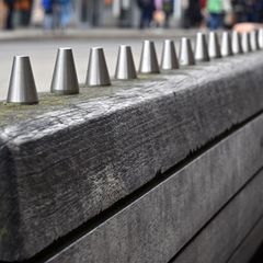 Bewusst unbequem oder abweisend gestaltetes Stadtmobiliar, sogenannte defensive Architektur, hat sich in mehreren Thüringer Städ