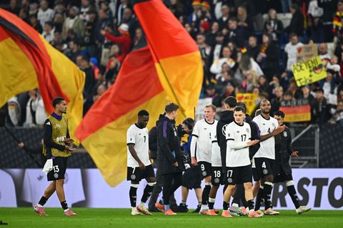 Die DFB-Spieler lassen sich für ihren klaren Sieg gegen Luxemburg feiern. Foto: Tom Weller/dpa