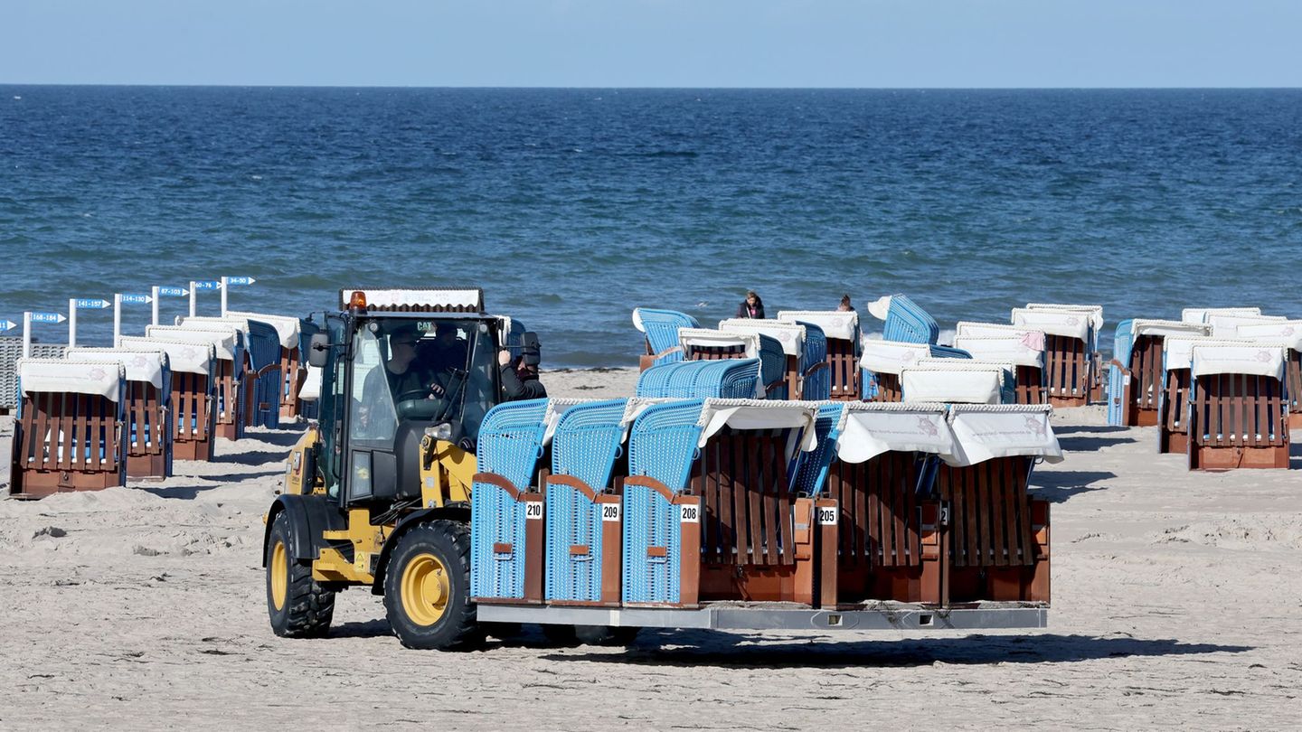 In Warnemünde verschwinden die Strandkörbe vom Strand, trotz eines neuen Erlasses, der eine längere Bewirtschaftung ermöglichen