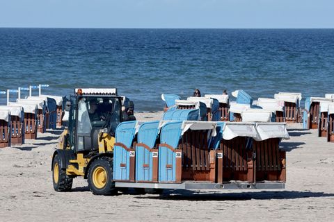 In Warnemünde verschwinden die Strandkörbe vom Strand, trotz eines neuen Erlasses, der eine längere Bewirtschaftung ermöglichen