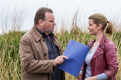 "Friesland: Tief im Dreck": Apothekerin Insa Scherzinger (Theresa Underberg, r.) und Kommissar Jan Brockhorst (Felix Vörtler)
