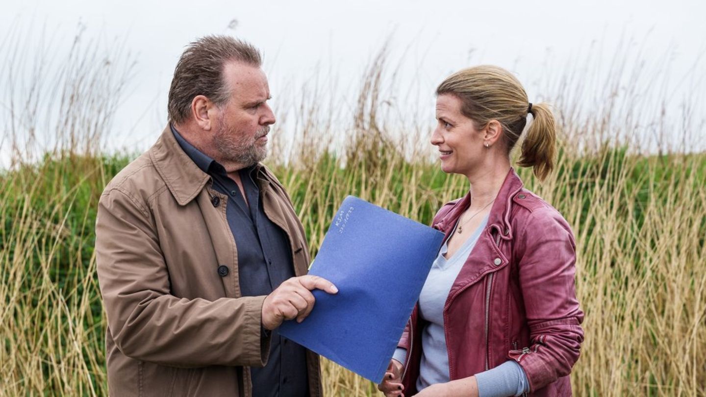 "Friesland: Tief im Dreck": Apothekerin Insa Scherzinger (Theresa Underberg, r.) und Kommissar Jan Brockhorst (Felix Vörtler)