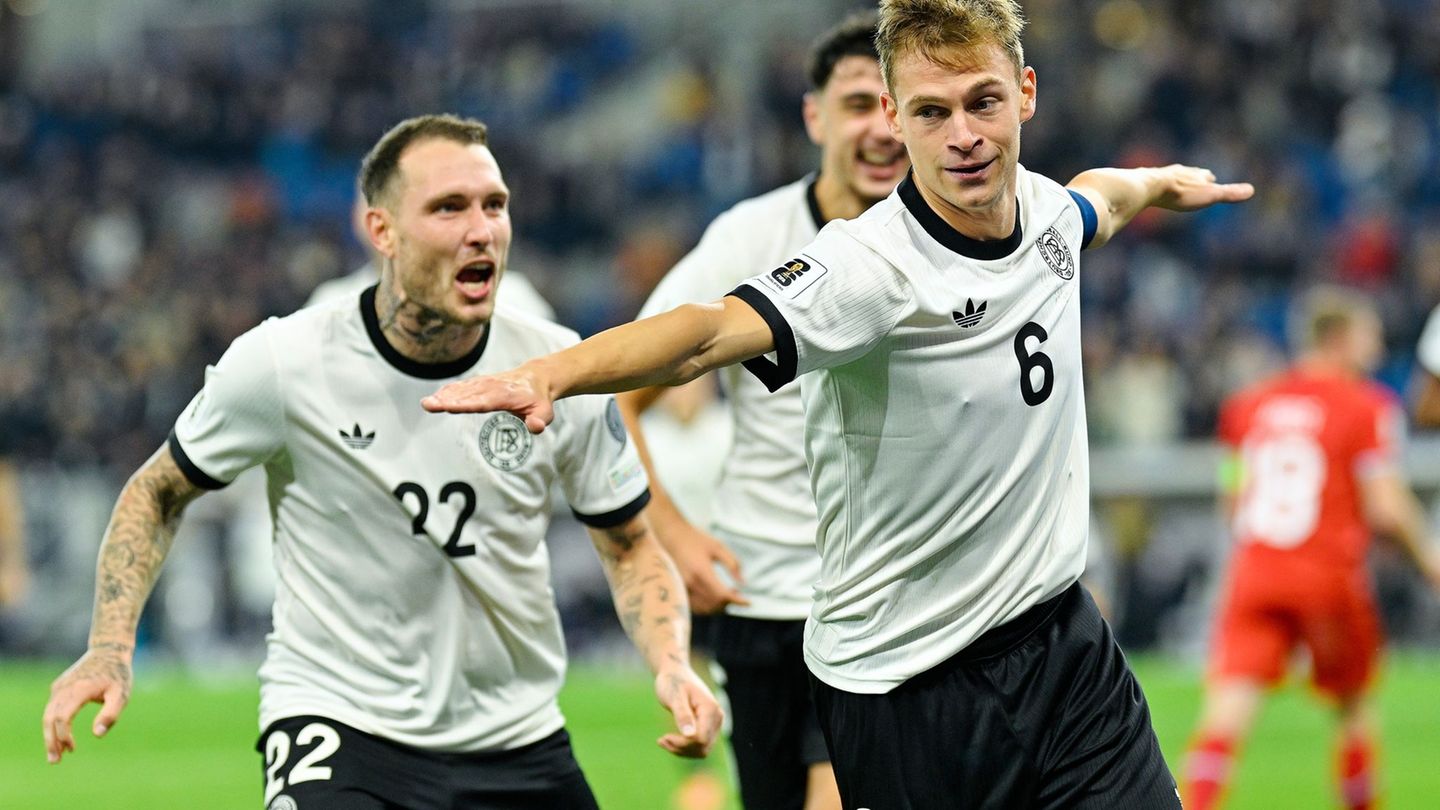 Joshua Kimmich bejubelt seinen ersten Doppelpack im Nationaltrikot. Foto: Uwe Anspach/dpa