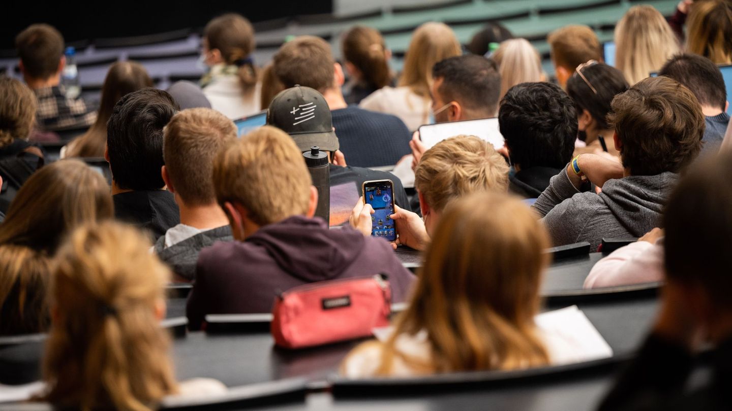 Viele junge Menschen beginnen an den Hochschulen Niedersachsens und Bremens im Oktober ein Studium. (Archivbild) Foto: Julian St