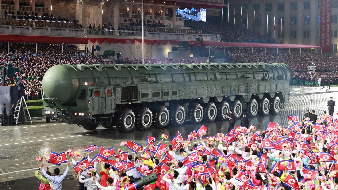 11. Oktober: Der Diktator hat eine Neue Pjöngjang, Nordkorea. Nordkoreas Machthaber Kim Jong Un hat auf einer Militärparade zum ersten Mal die neue Interkontinentalrakete des Landes vorführen lassen. Die staatliche Nachrichtenagentur KCNA pries das vor internationalen Gästen präsentierte Geschoss vom Typ "Hwasong-20" in einem Bericht als "stärkstes nukleares strategisches Waffensystem". Anlass für die Parade war der 80. Jahrestag der Gründung der herrschenden Arbeiterpartei Koreas
