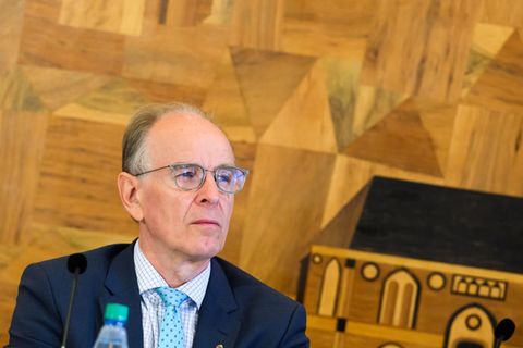 Landesbischof Meister bekennt sich zu falscher Zurückhaltung gegenüber Opfern von Missbrauch. Foto: Julian Stratenschulte/dpa
