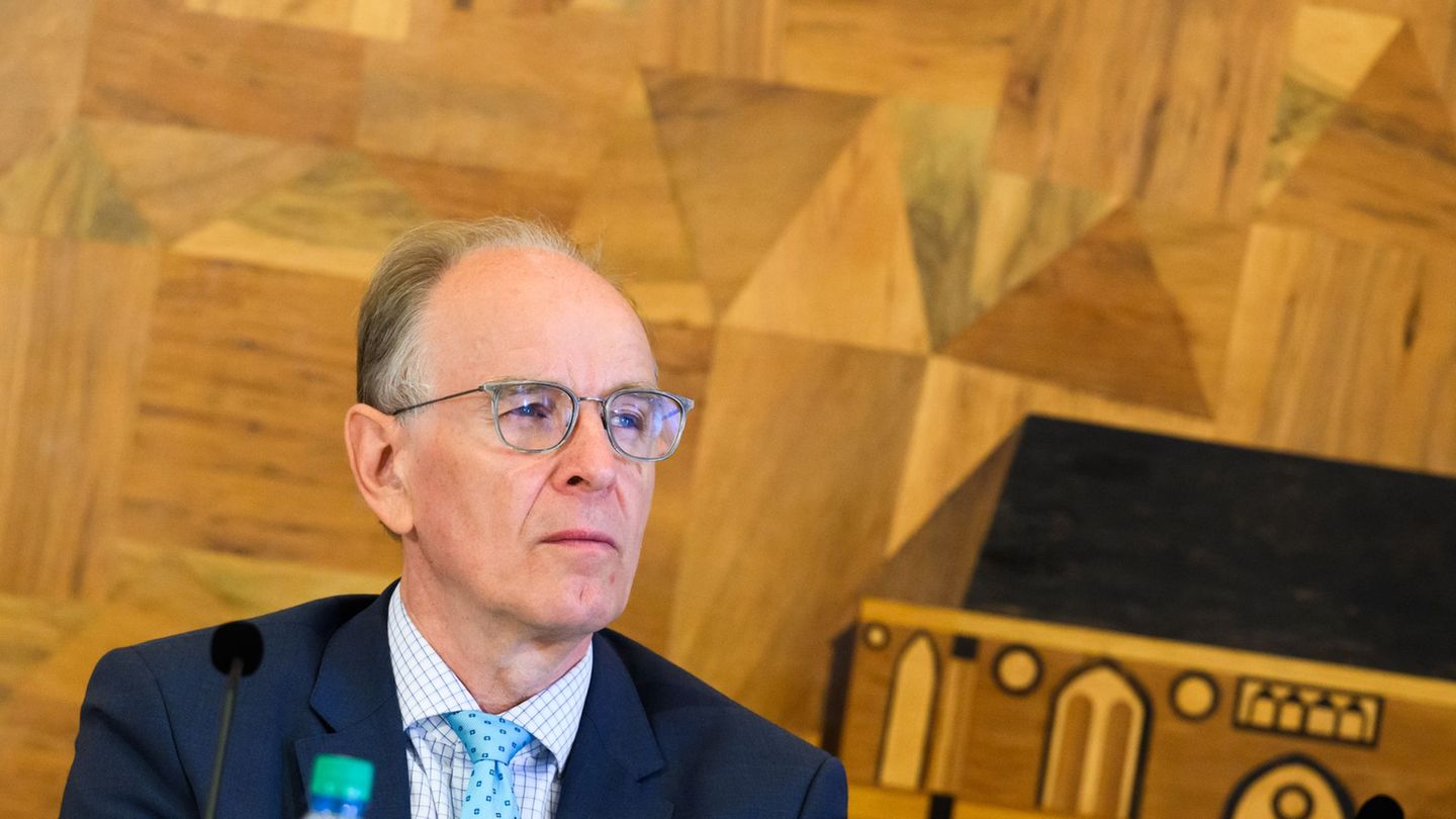 Landesbischof Meister bekennt sich zu falscher Zurückhaltung gegenüber Opfern von Missbrauch. Foto: Julian Stratenschulte/dpa