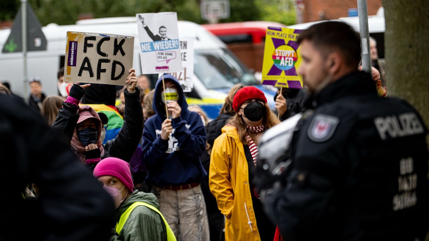 Die Berliner AfD trifft bei ihrem Parteitag in Jüterbog auf Protest. Foto: Fabian Sommer/dpa