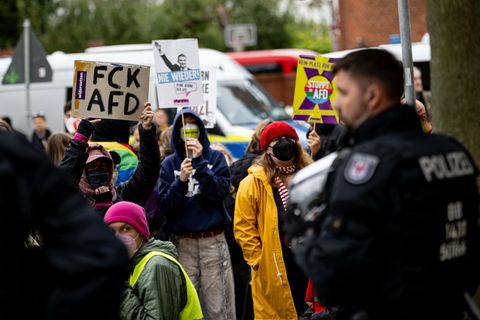 Die Berliner AfD trifft bei ihrem Parteitag in Jüterbog auf Protest. Foto: Fabian Sommer/dpa