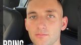 Matan Angrest, ein israelischer Soldat, wurde israelischen Medien zufolge aus einem brennenden Panzer entführt. Der heute 22-Jährige soll Berichten zufolge angekettet und geschlagen worden sein