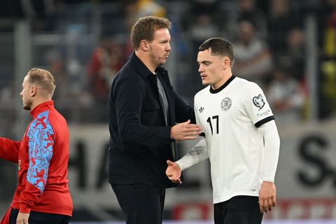 Bundestrainer Nagelsmann (l.) bedankt sich bei Wirtz für seinen Einsatz. Foto: Federico Gambarini/dpa