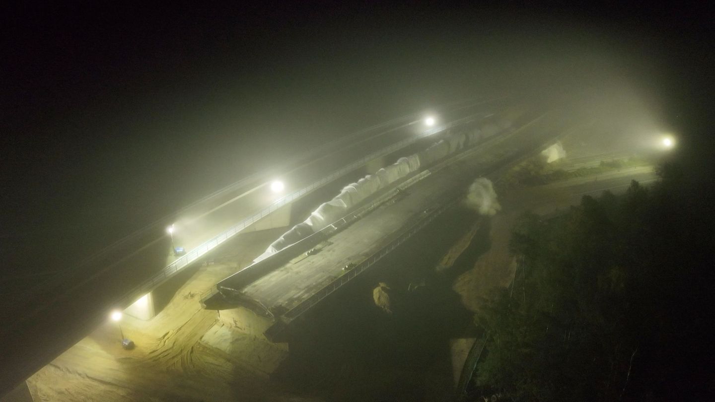 Im morgendlichen Nebel erfolgten die Sprengungen. Foto: Maurice Kaluscha/Autobahn GmbH/dpa