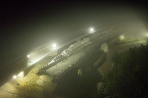Im morgendlichen Nebel erfolgten die Sprengungen. Foto: Maurice Kaluscha/Autobahn GmbH/dpa