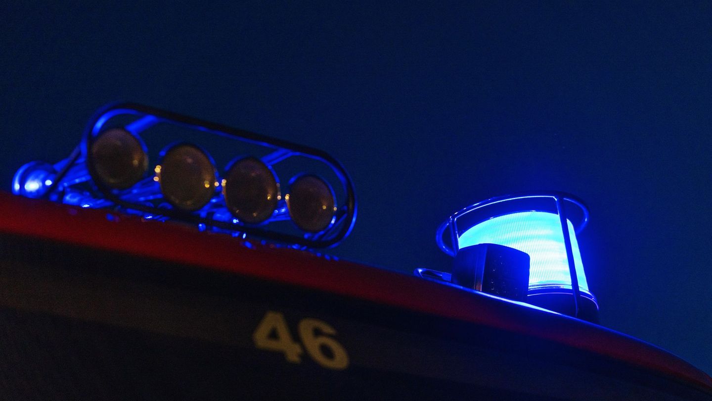 Einsatzkräfte der Feuerwehr löschten in der Nacht die Flammen. (Symbolbild) Foto: Philipp von Ditfurth/dpa