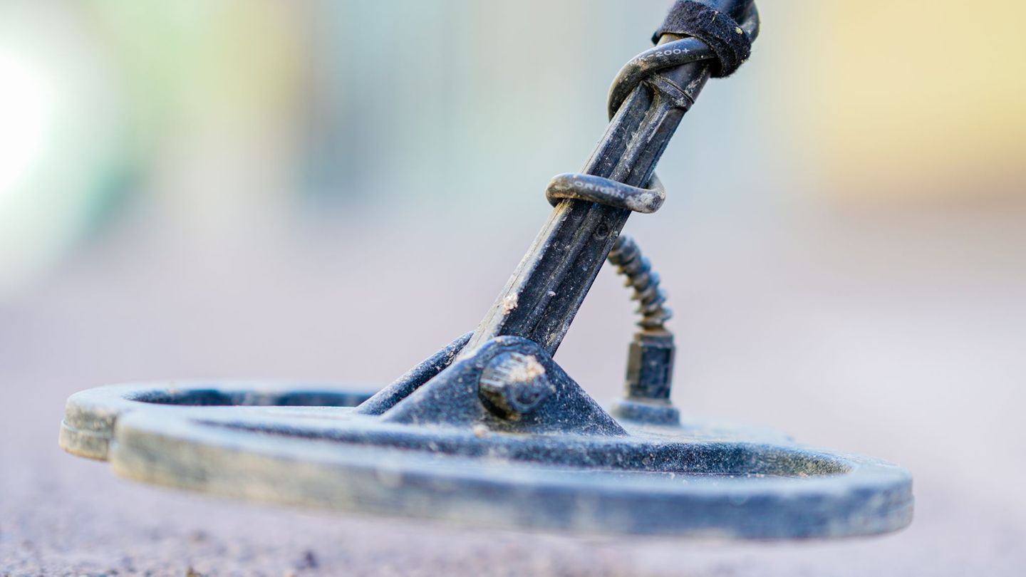 Ein Sondengänger entdeckte bei Hildesheim einen römischen Silberschatz – und hielt ihn jahrelang versteckt. (Symbolbild) Foto: U