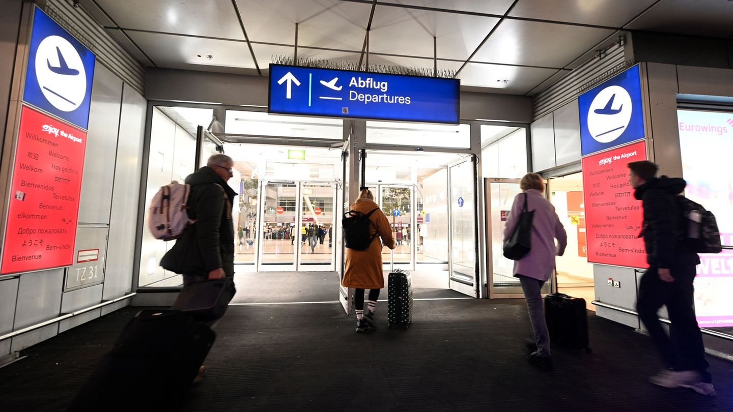 Schon am Morgen machen sich Reisende auf den Weg zu den NRW-Flughäfen. Foto: Roberto Pfeil/dpa
