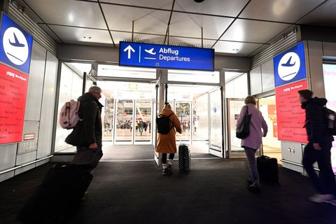 Schon am Morgen machen sich Reisende auf den Weg zu den NRW-Flughäfen. Foto: Roberto Pfeil/dpa