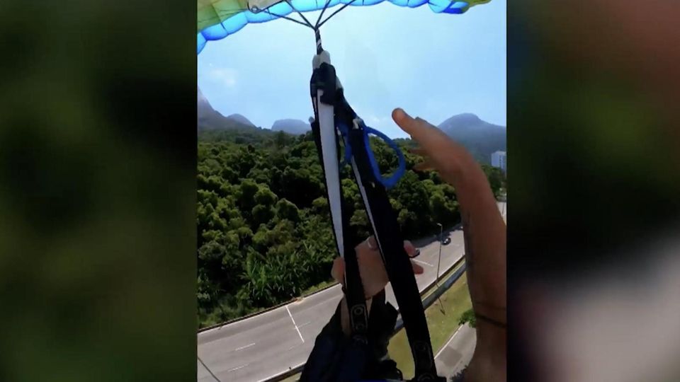 Video zeigt Schockmoment – Basejumper kracht auf befahrenen Highway Video zeigt Schockmoment – Basejumper kracht auf befahrenen Highway