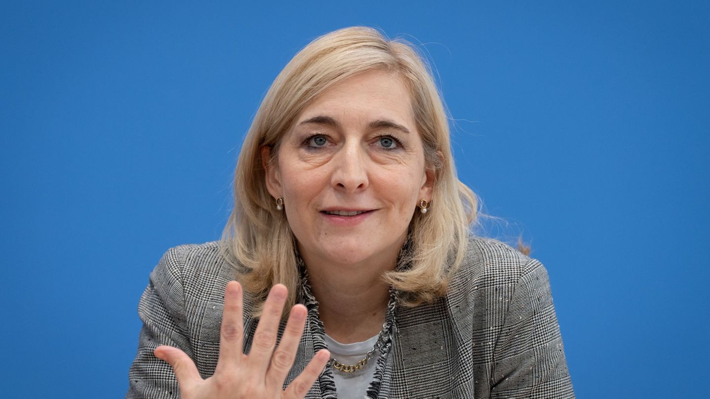 Ministerin Warken will Beitragserhöhungen abwenden. (Archivbild) Foto: Soeren Stache/dpa