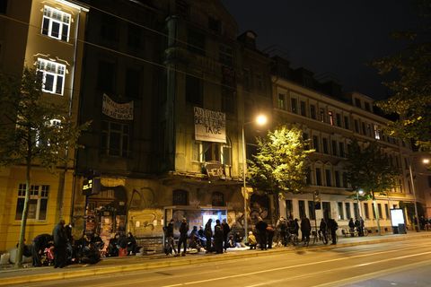 Am Freitagabend besetzten Aktivisten ein Haus in Leipzig. Foto: Sebastian Willnow/dpa