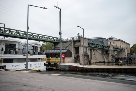 Die Schleuse Viereth am oberfränkischen Main. Ein Binnenschiffer verursachte einen Stromausfall in der Umgebung, als er mit sein