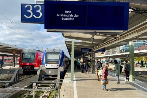 Am Münchner Hauptbahnhof fielen wegen einer defekten Oberleitung zeitweise zahlreiche Züge aus. Foto: Carsten Hoefer/dpa