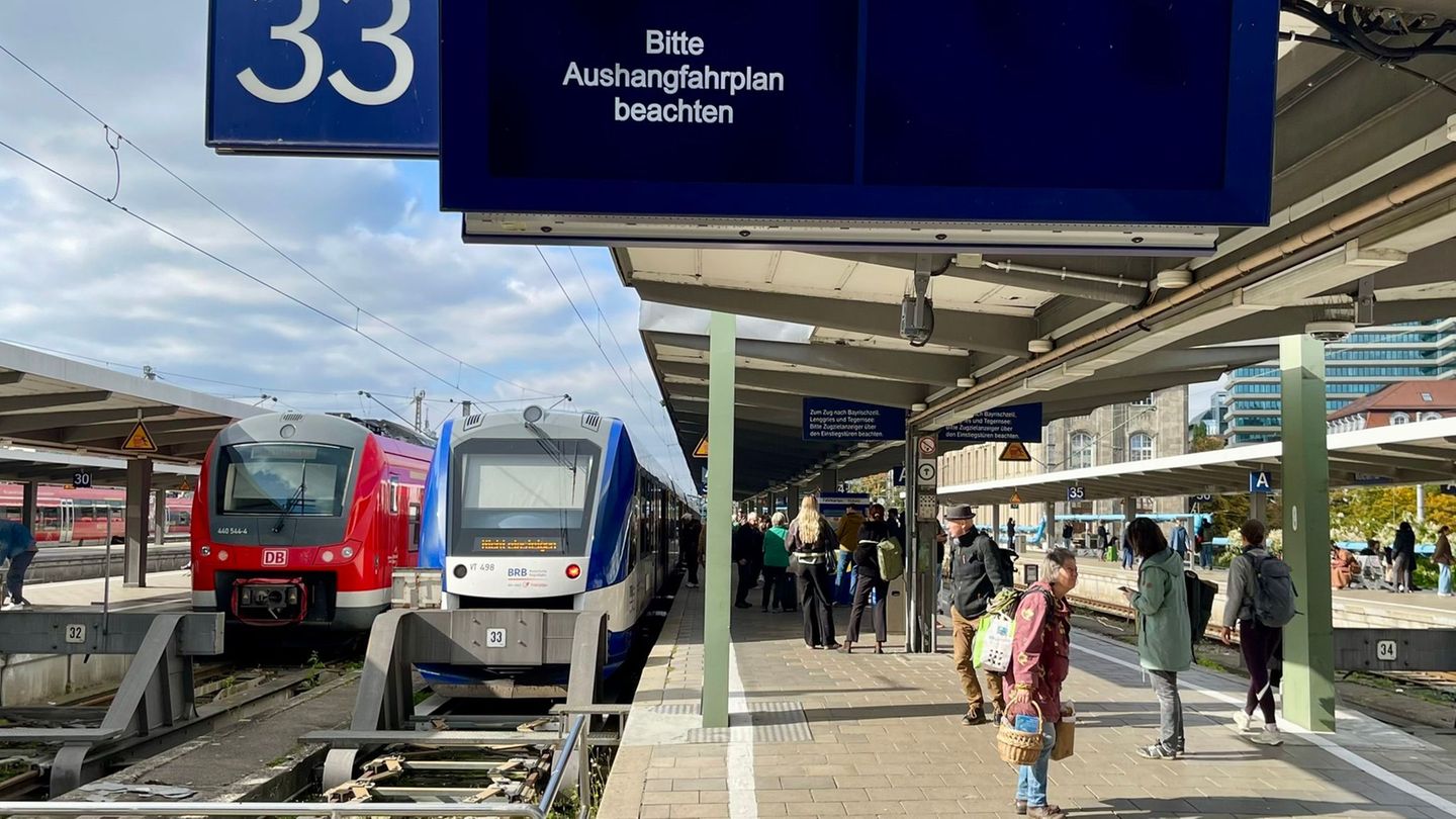 Am Münchner Hauptbahnhof fielen wegen einer defekten Oberleitung zeitweise zahlreiche Züge aus. Foto: Carsten Hoefer/dpa