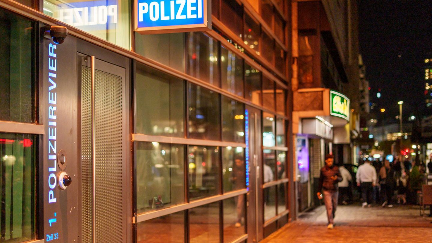 Das 1. Polizeirevier liegt an der zentralen Konstablerwache, eine Gegend mit eher rauem Charme. Foto: Andreas Arnold/dpa
