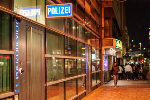 Das 1. Polizeirevier liegt an der zentralen Konstablerwache, eine Gegend mit eher rauem Charme. Foto: Andreas Arnold/dpa