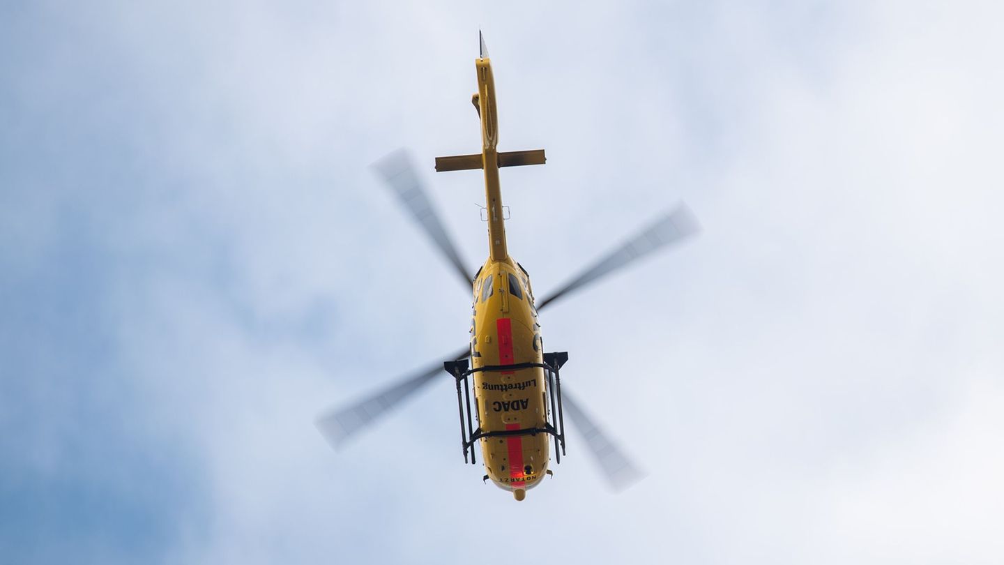 Ein Rettungshubschrauber brachte die Verletzten ins Krankenhaus. (Symbolbild) Foto: Sebastian Gollnow/dpa