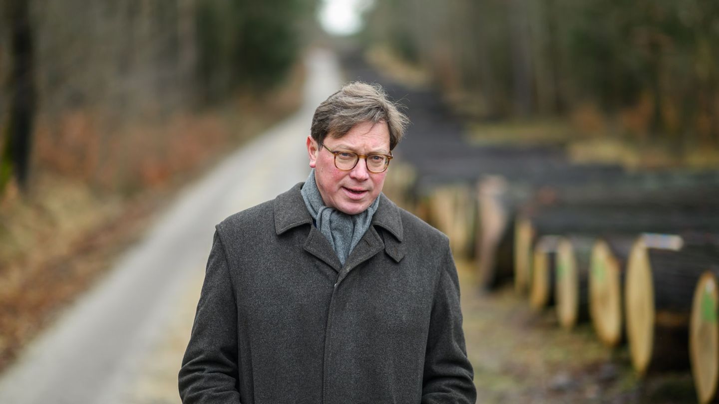 Umweltminister Georg-Ludwig von Breitenbuch (CDU) hat Ehrenamtliche für ihr Engagement im Naturschutz ausgezeichnet. (Archivbild