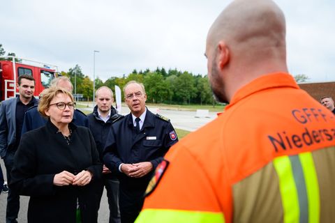 Innenministerin Daniela Behrens hat dem Landesamt für Brand- und Katastrophenschutz in Celle 56 neue Einsatzfahrzeuge übergeben.