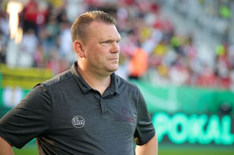 Die Schlussoffensive seiner Essener wurde nicht belohnt: Trainer Uwe Koschinat (Archivbild) Foto: Christoph Reichwein/dpa