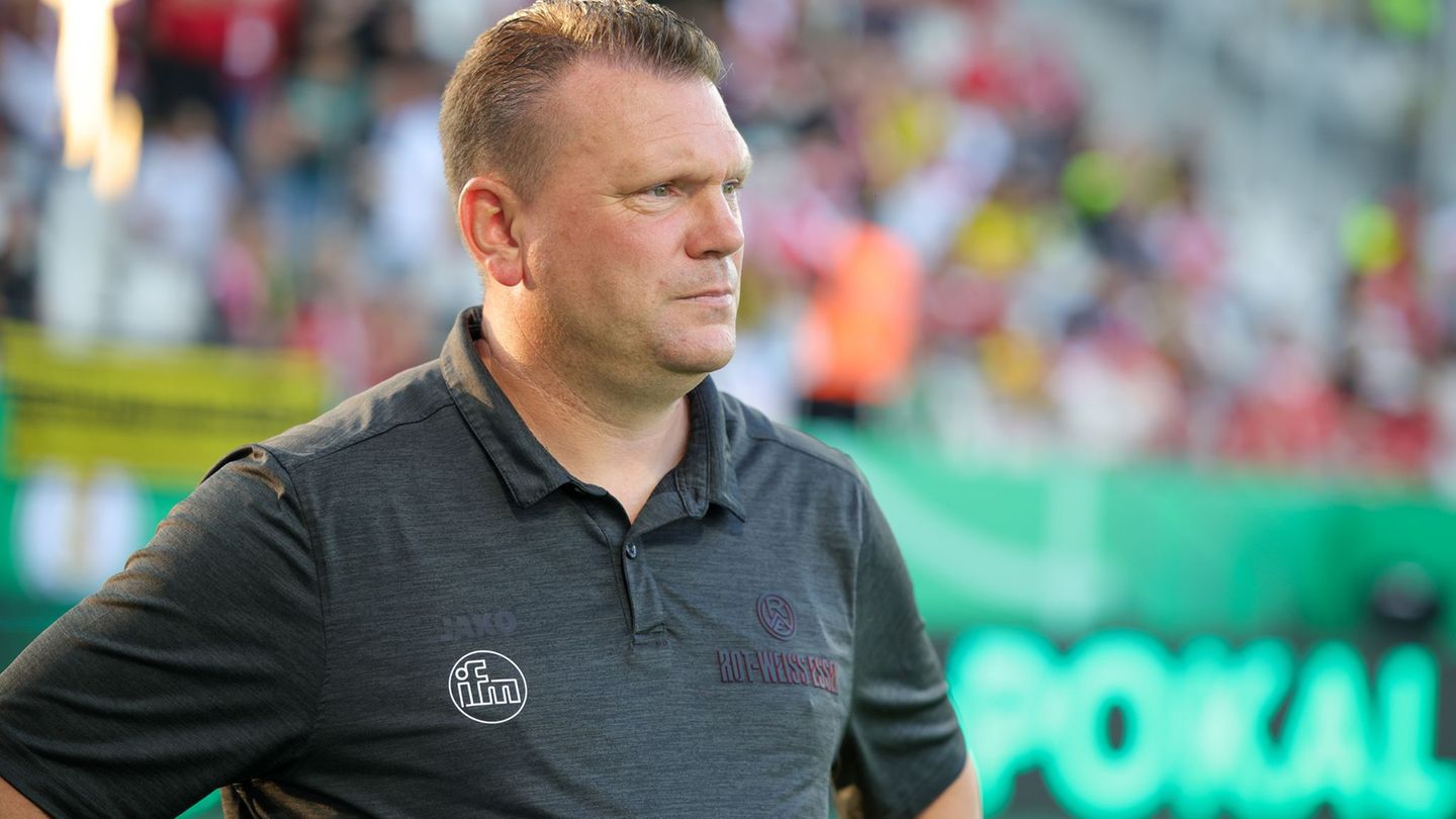 Die Schlussoffensive seiner Essener wurde nicht belohnt: Trainer Uwe Koschinat (Archivbild) Foto: Christoph Reichwein/dpa