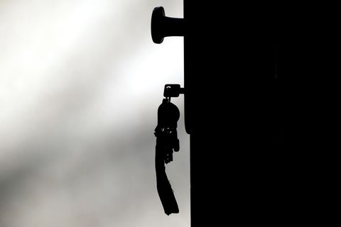 Bei verschlossener Tür aufgewacht - ein 42-Jähriger musste sich aus dem Laden befreien lassen. (Symbolbild) Foto: Ralf Hirschber