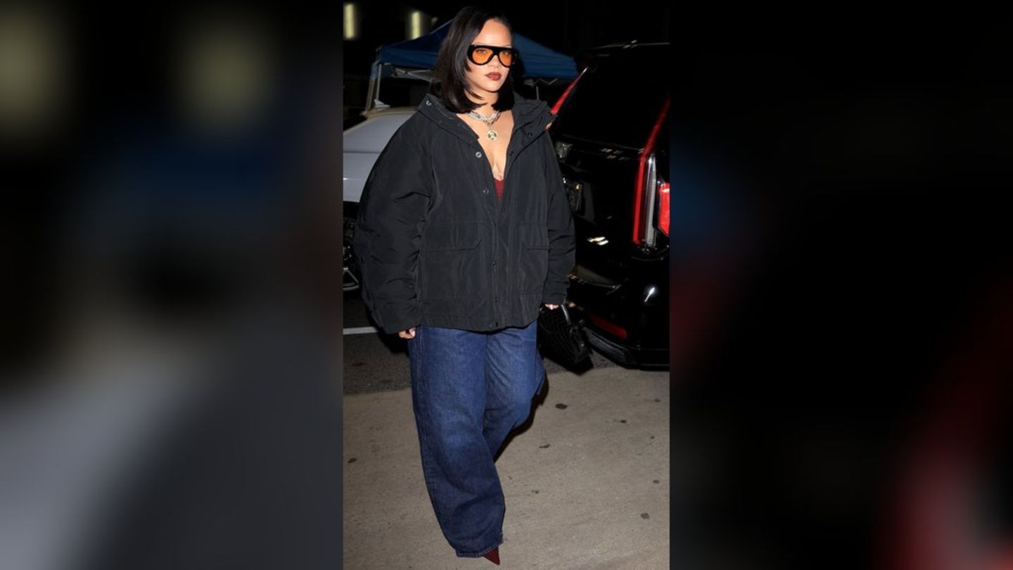 Rihanna in einem der größten Denim-Trends im Herbst: Balloon Jeans.