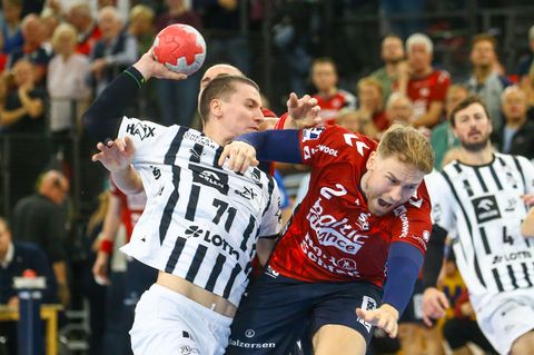Elias Ellefsen á Skipagøtu (THW Kiel) im Zweikampf mit Simon Pytlick (SG Flensburg-Handewitt). Foto: Michael Hundt/dpa