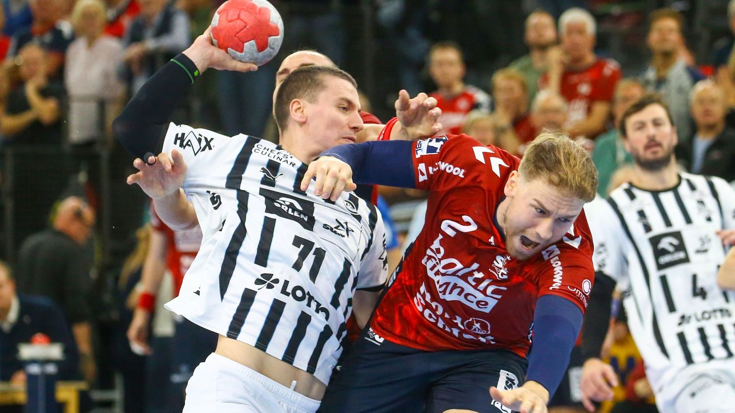 Elias Ellefsen á Skipagøtu (THW Kiel) im Zweikampf mit Simon Pytlick (SG Flensburg-Handewitt). Foto: Michael Hundt/dpa