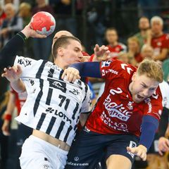 Elias Ellefsen á Skipagøtu (THW Kiel) im Zweikampf mit Simon Pytlick (SG Flensburg-Handewitt). Foto: Michael Hundt/dpa