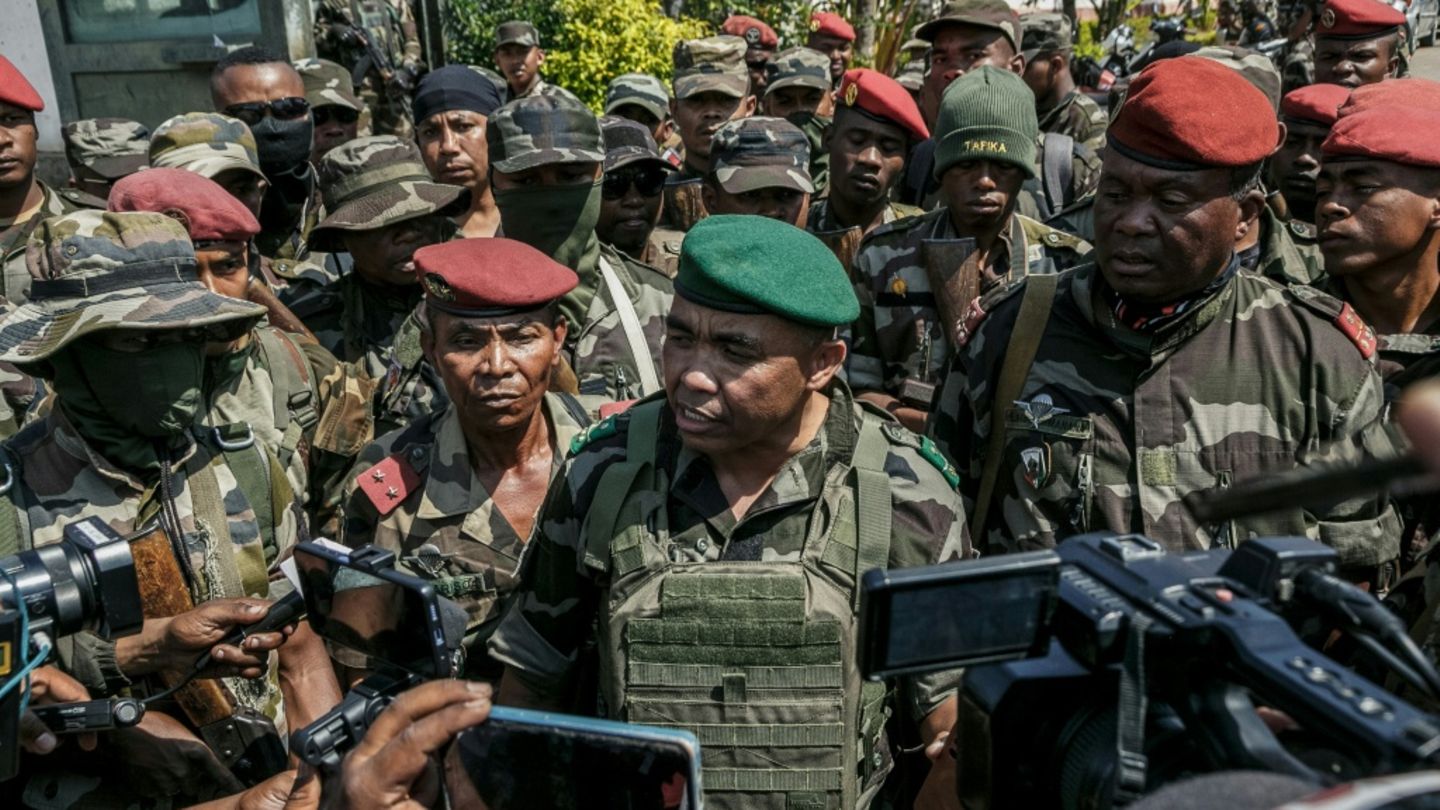 Soldaten sprechen zu Journalisten in Antananarivo
