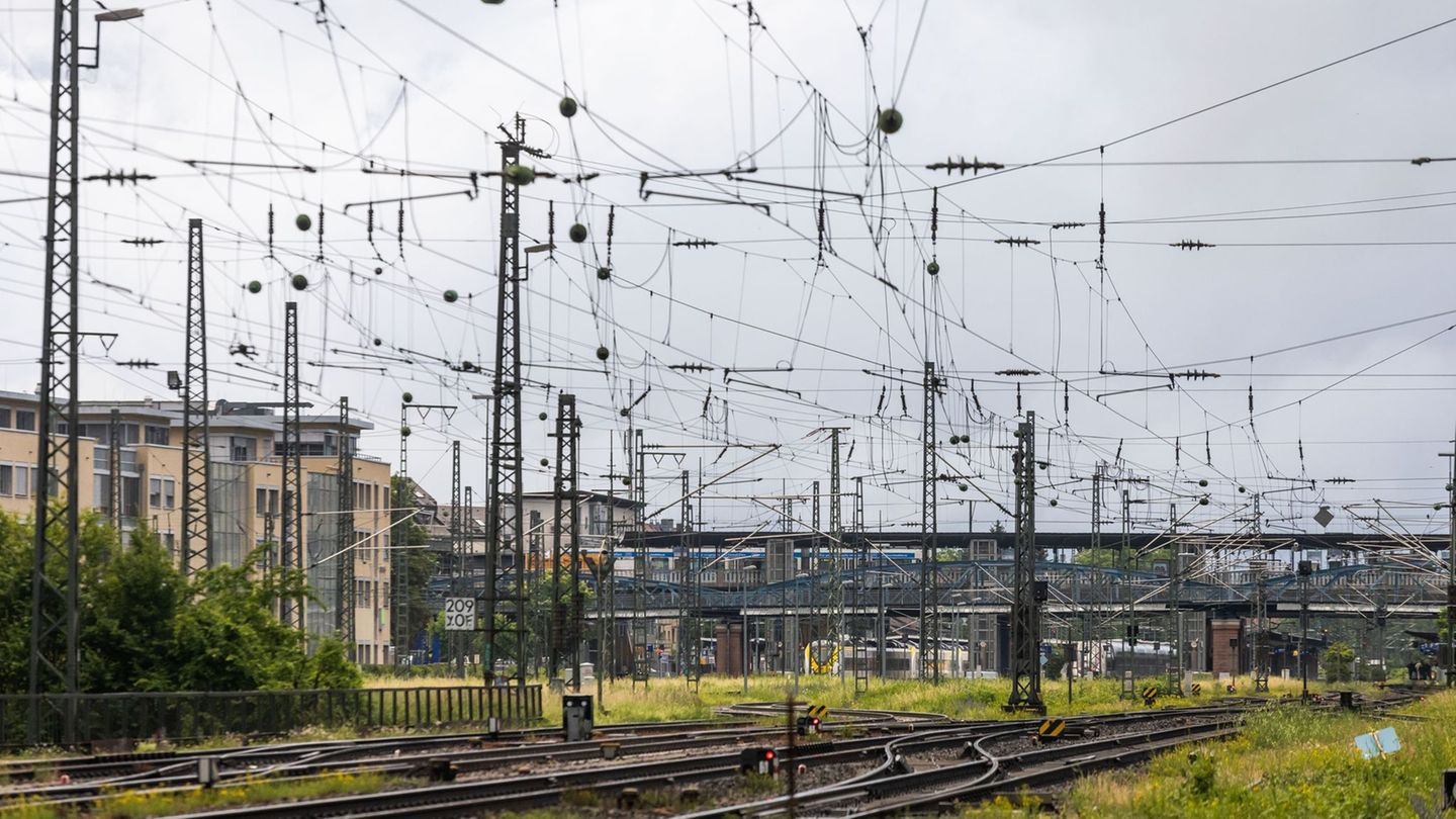 Die Straßenbahnlinie 4 wird mit Bussen ersetzt. (Symbolbild) Foto: Philipp von Ditfurth/dpa