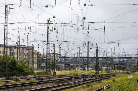 Die Straßenbahnlinie 4 wird mit Bussen ersetzt. (Symbolbild) Foto: Philipp von Ditfurth/dpa