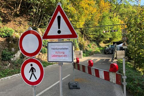 Die Straße durch das romantische Tal ist aus Sicherheitsgründen gesperrt. Foto: Christian Böhmer/dpa