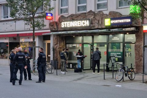 Die Schüsse sind nach Polizeiangaben in einem Sportwettenladen in der Gießener Innenstadt gefallen