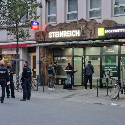 Die Schüsse sind nach Polizeiangaben in einem Sportwettenladen in der Gießener Innenstadt gefallen