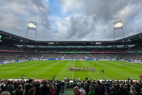 Volles Haus: 37.000 Zuschauer sehen das Nordderby zwischen Werder Bremen und dem Hamburger SV im Weserstadion. Foto: Carmen Jasp