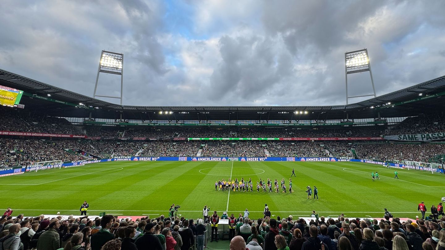 Volles Haus: 37.000 Zuschauer sehen das Nordderby zwischen Werder Bremen und dem Hamburger SV im Weserstadion. Foto: Carmen Jasp