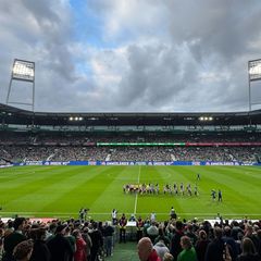 Volles Haus: 37.000 Zuschauer sehen das Nordderby zwischen Werder Bremen und dem Hamburger SV im Weserstadion. Foto: Carmen Jasp