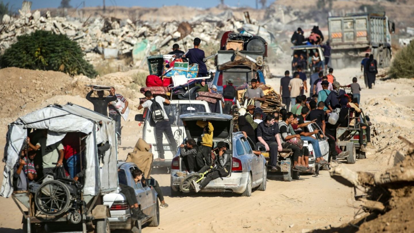 Palästinenser auf dem Weg in die Stadt Gaza
