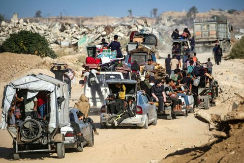 Palästinenser auf dem Weg in die Stadt Gaza